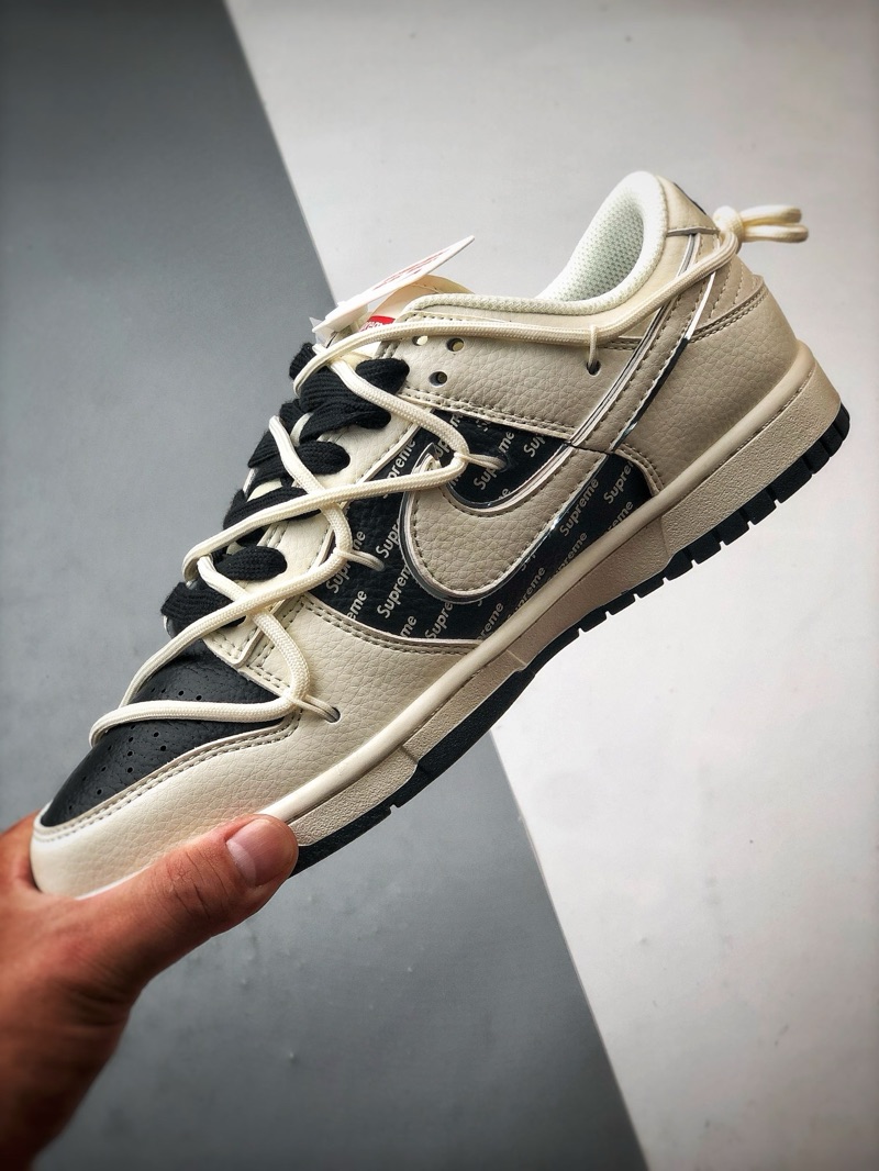 SB Dunk Low- Supreme