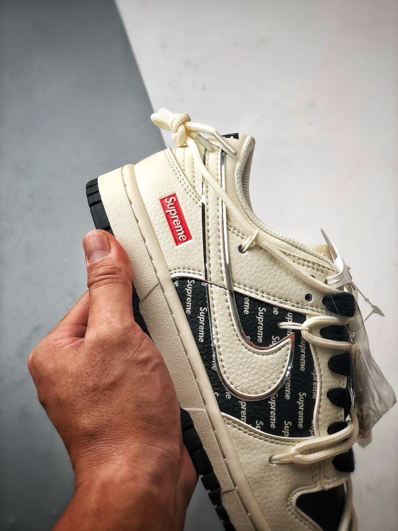 SB Dunk Low- Supreme