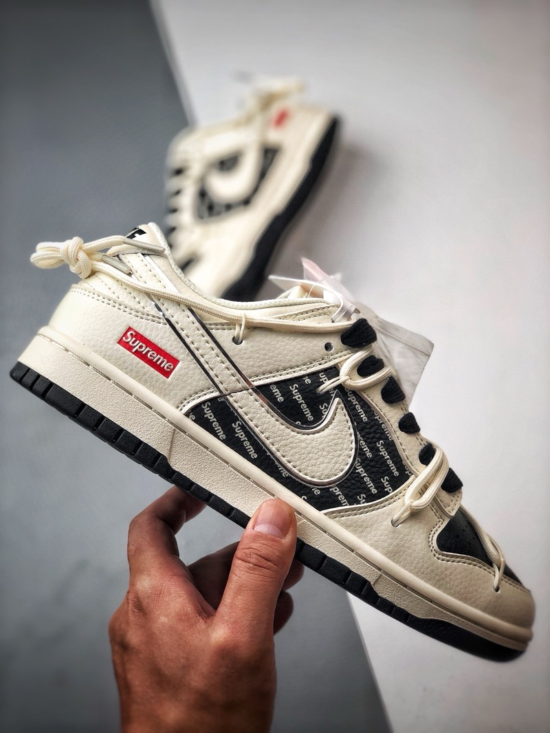 SB Dunk Low- Supreme