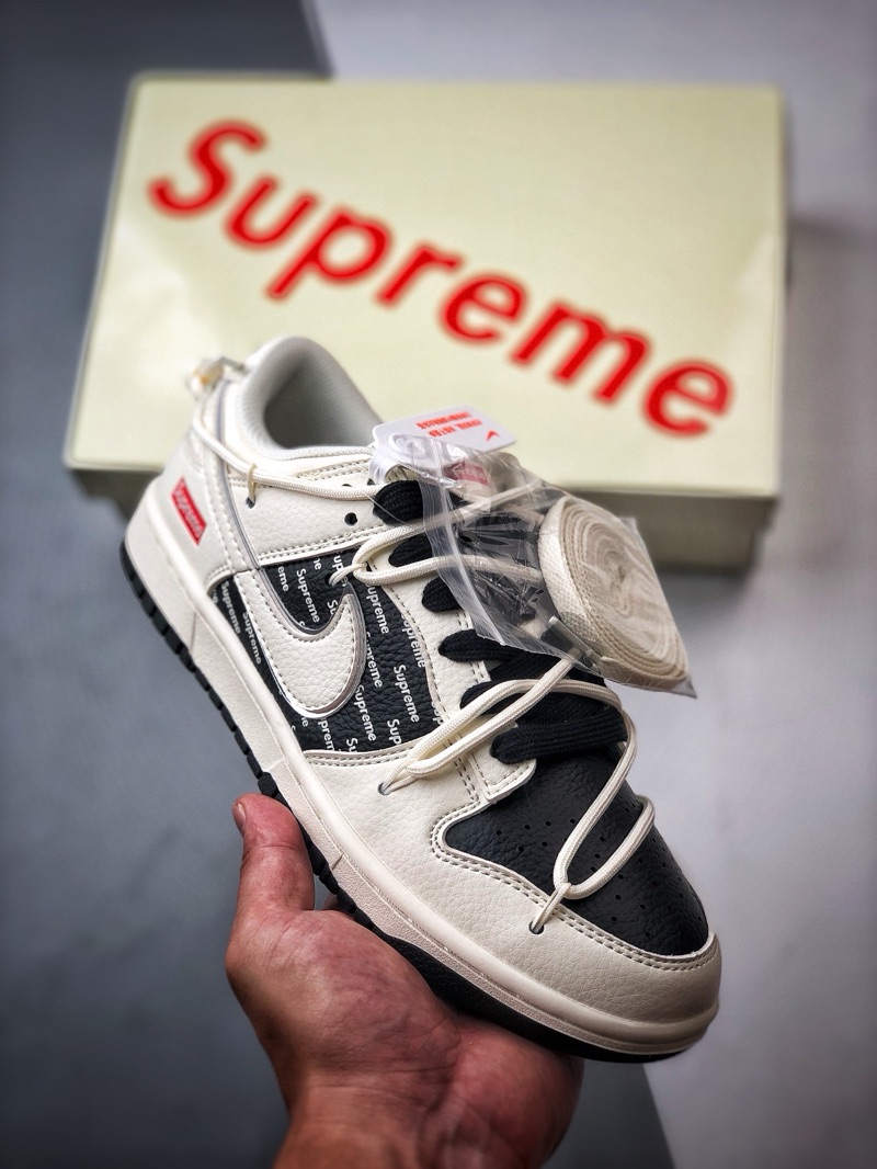 SB Dunk Low- Supreme
