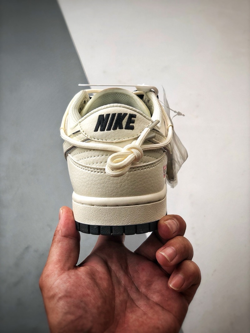 SB Dunk Low- Supreme