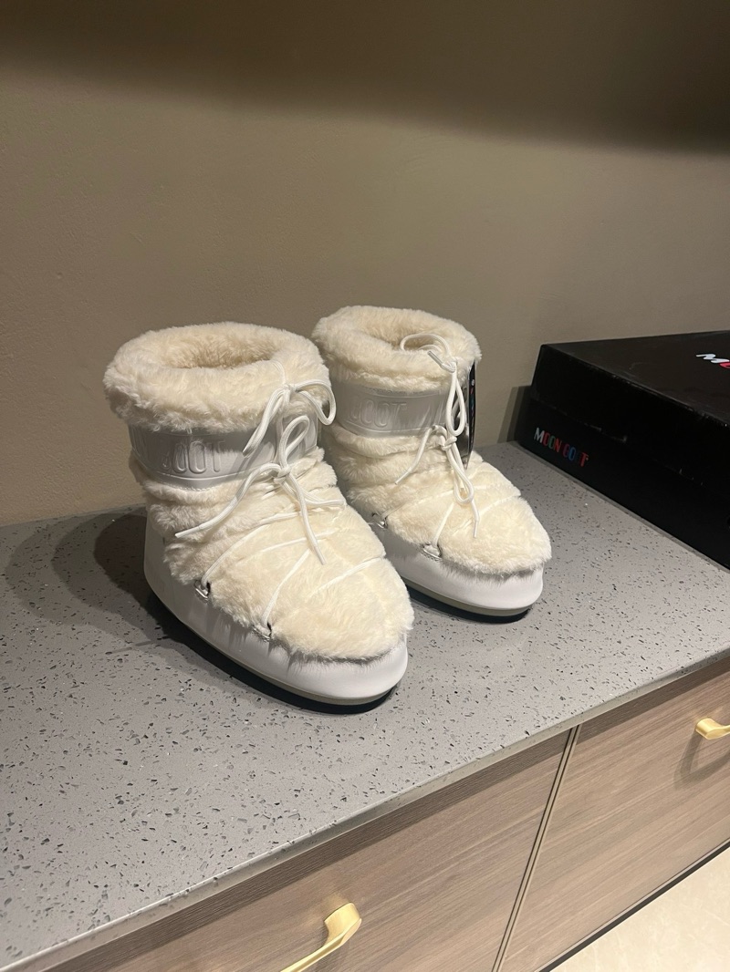 Moon Boot Low “Fur White”