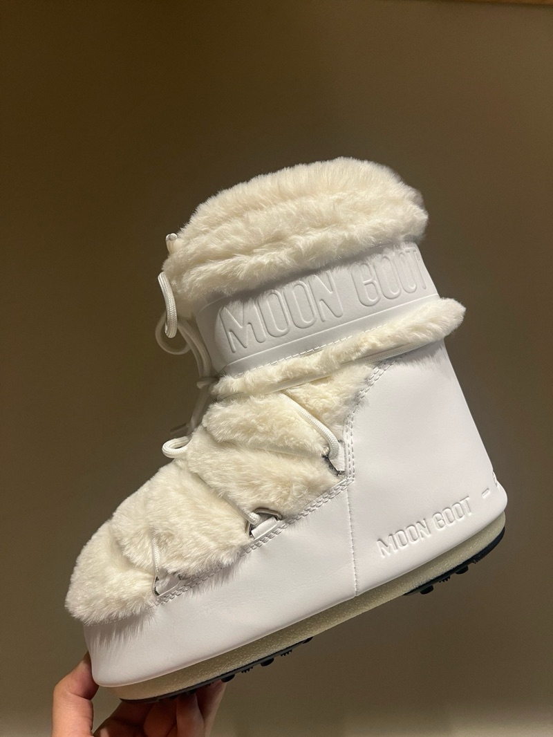 Moon Boot Low “Fur White”