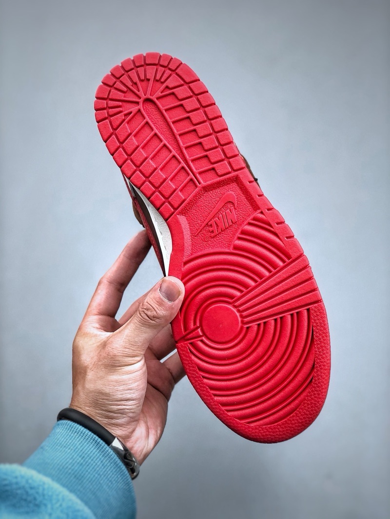 SB Dunk Low “Year OF THE DRAGON”