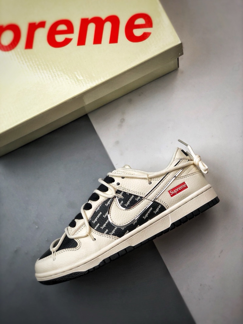 SB Dunk Low- Supreme