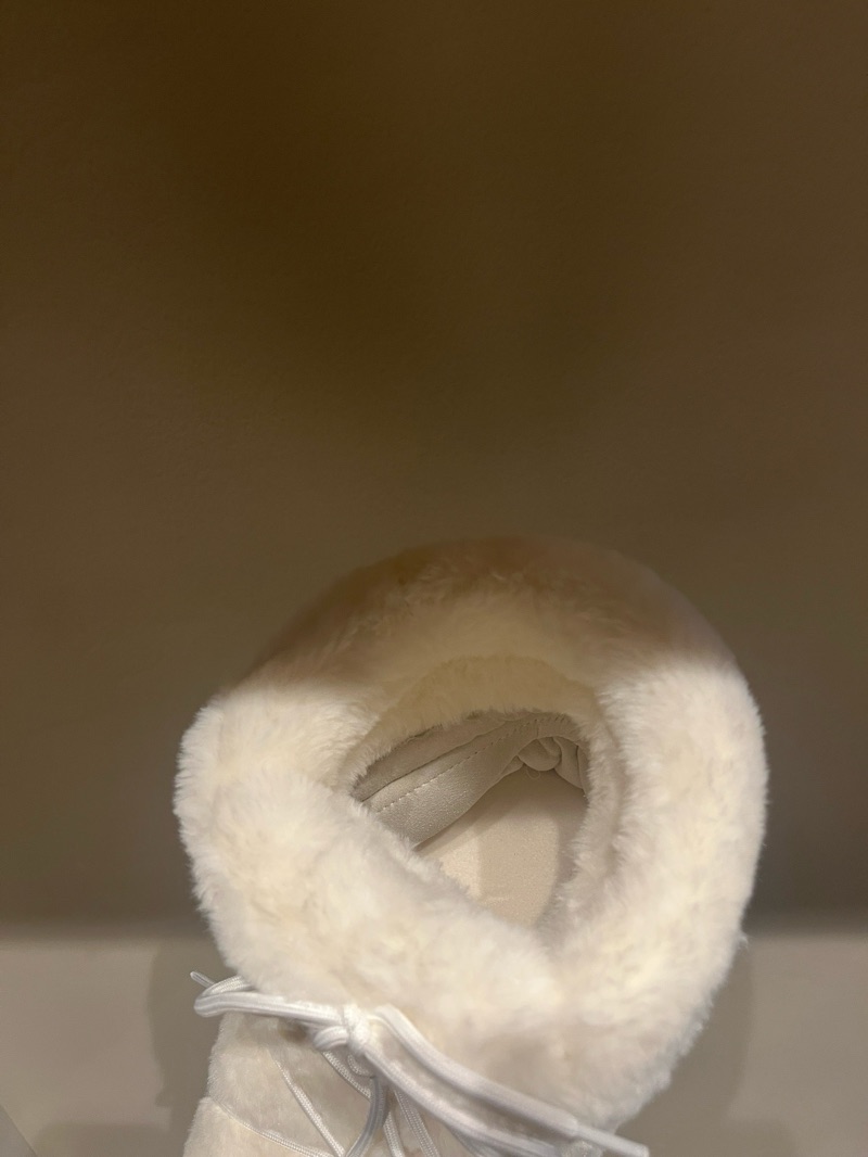 Moon Boot Low “Fur White”