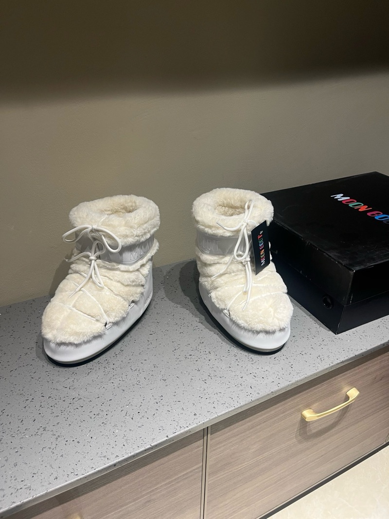 Moon Boot Low “Fur White”