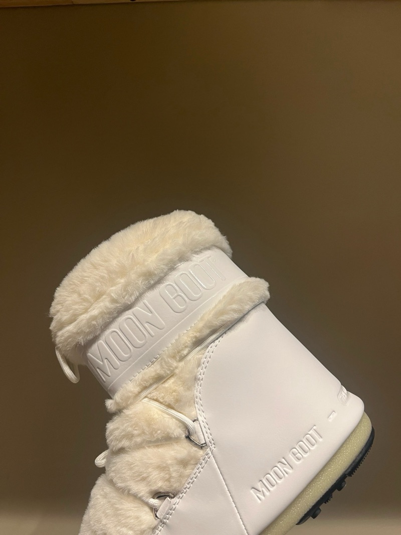 Moon Boot Low “Fur White”