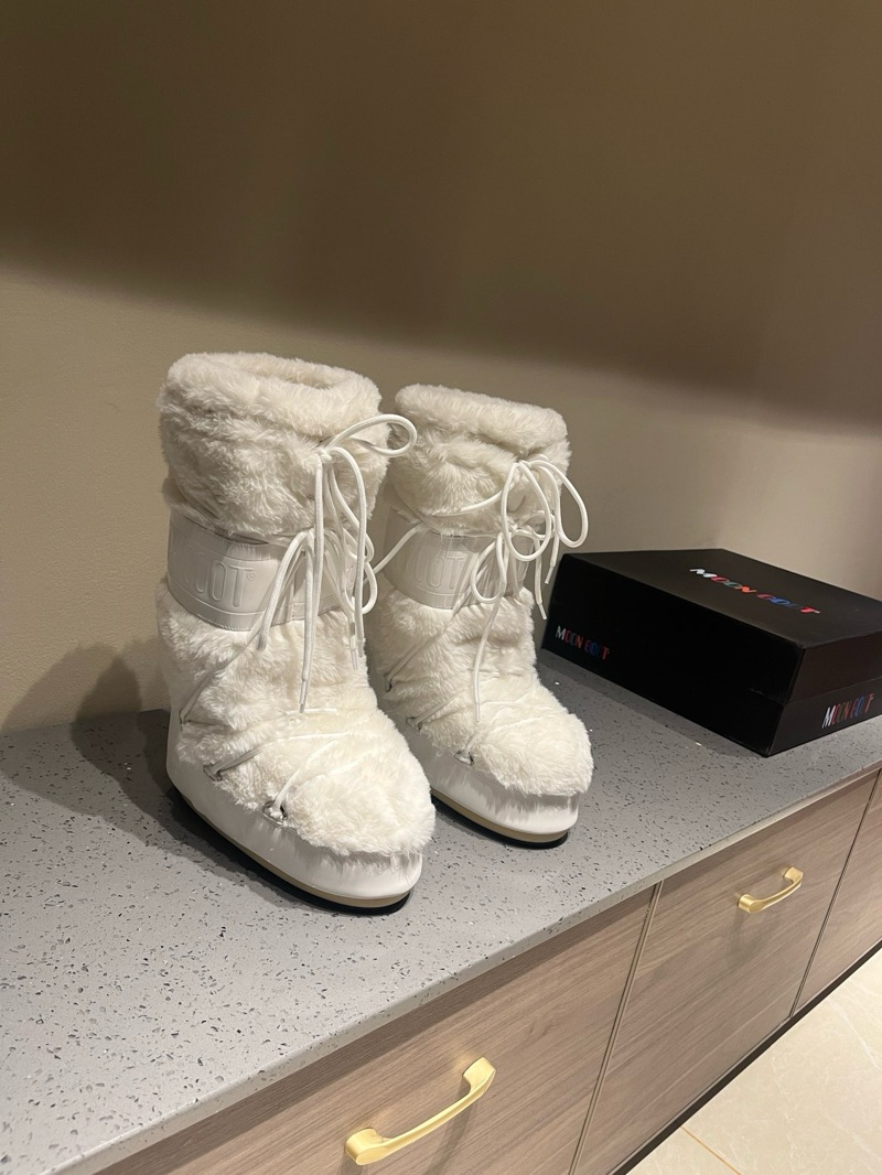 Moon Boot High “Fur White”