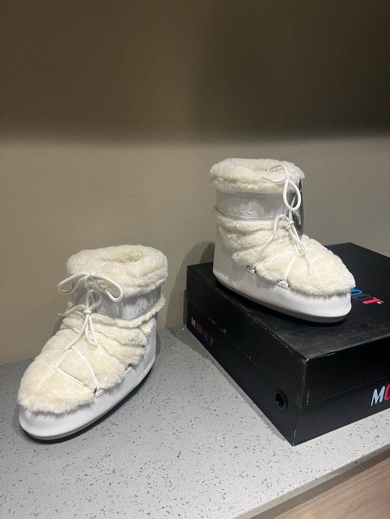 Moon Boot Low “Fur White”